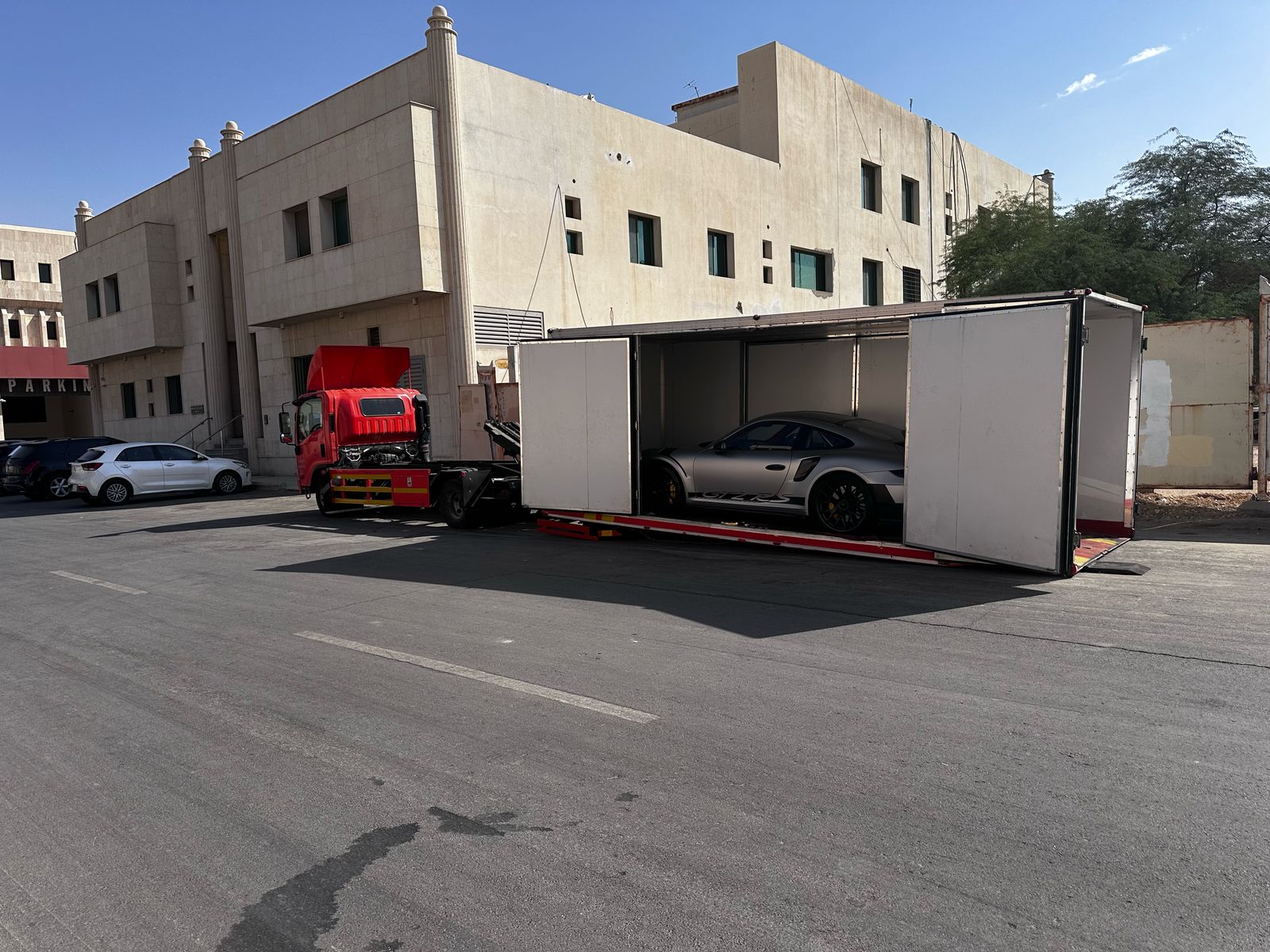 نقل السيارات الفاخرة