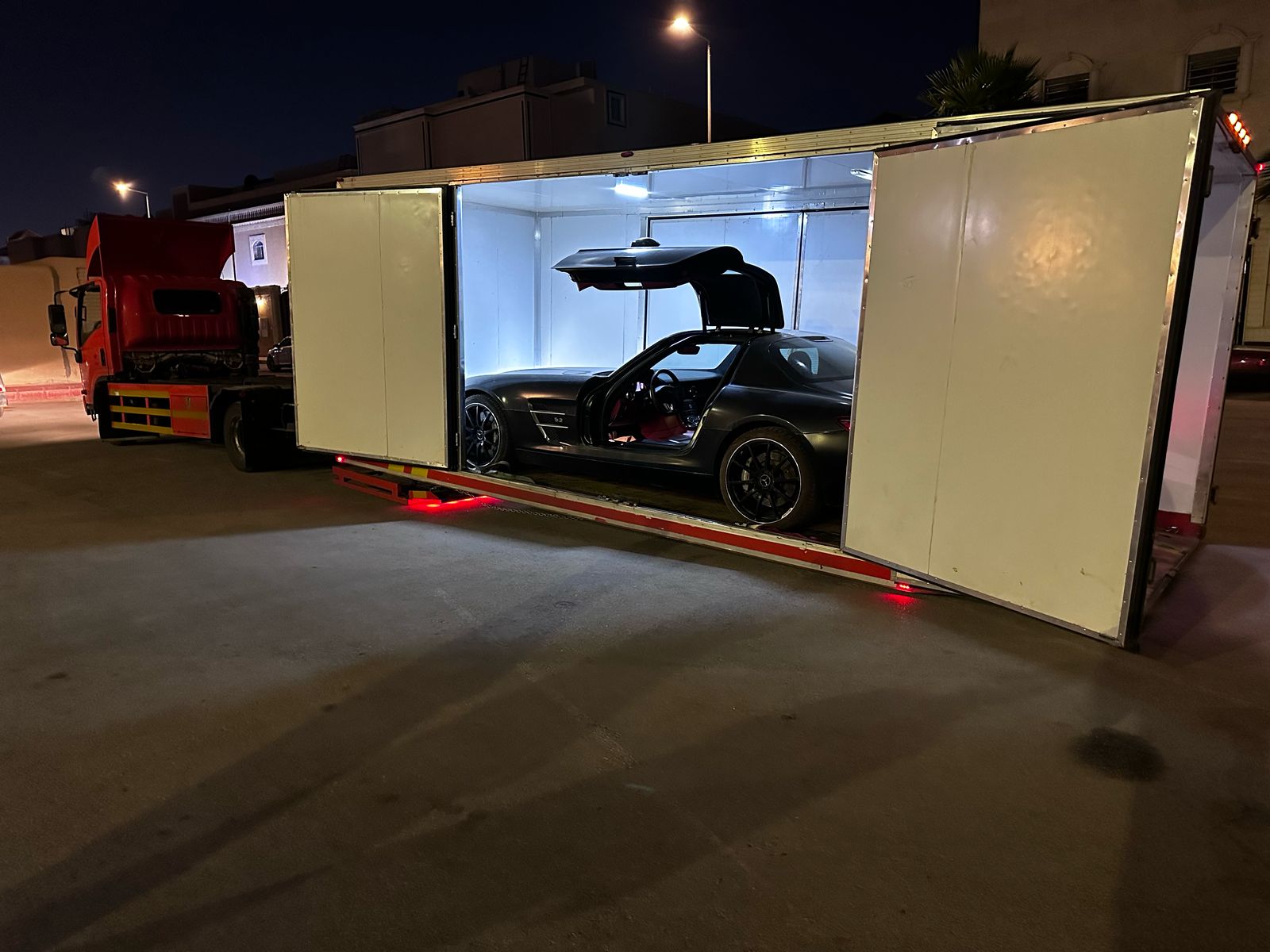 كيف تحافظ السطحة المغلقة على سيارات السباق والسيارات الرياضية؟