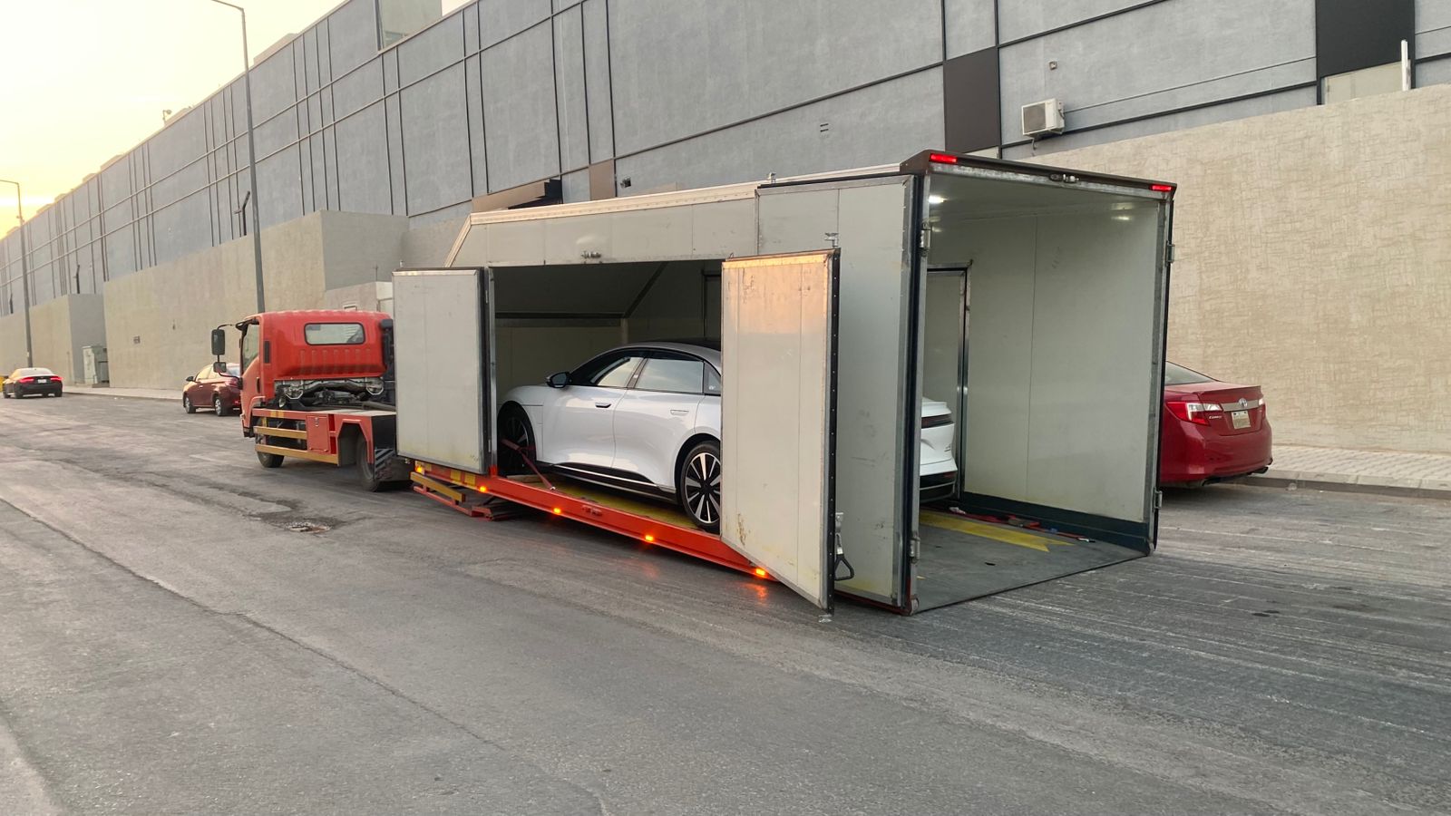 صورة 2 من مقال لماذا تعتبر السطحة المغلقة الخيار الأمثل لنقل السيارات الفاخرة؟