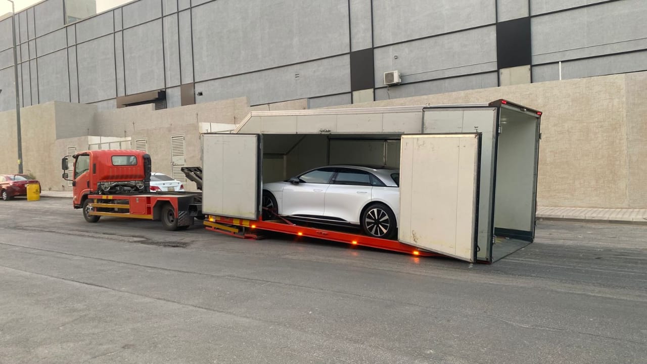 لماذا تعتبر السطحة المغلقة الخيار الأمثل لنقل السيارات الفاخرة؟